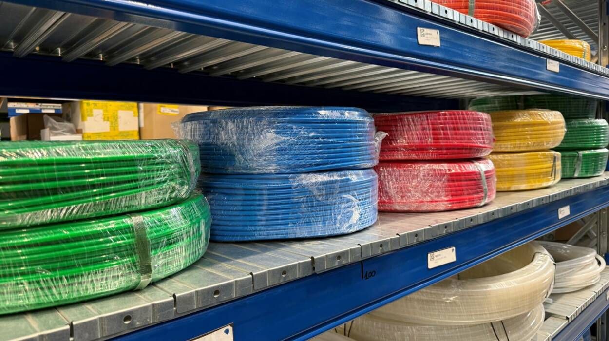 Bobine di tubi flessibili in poliammide Rilsan multicolore nel magazzino Universalflex
