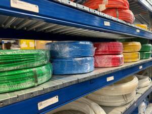 Bobine di tubi flessibili in poliammide Rilsan multicolore nel magazzino Universalflex