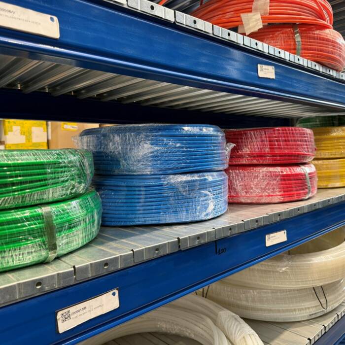 Bobine di tubi flessibili in poliammide Rilsan multicolore nel magazzino Universalflex