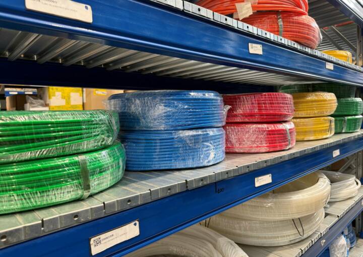Bobine di tubi flessibili in poliammide Rilsan multicolore nel magazzino Universalflex