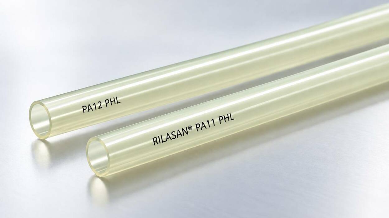 Confronto tra tubo Rilsan PA11 e PA12 in bobine multicolore nel magazzino Universalflex