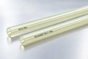 Confronto tra tubo Rilsan PA11 e PA12 in bobine multicolore nel magazzino Universalflex