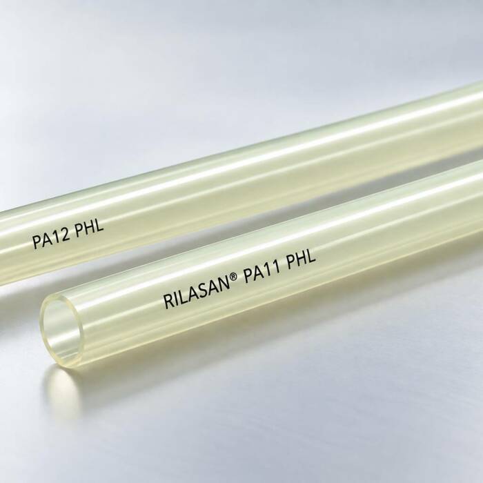 Confronto tra tubo Rilsan PA11 e PA12 in bobine multicolore nel magazzino Universalflex
