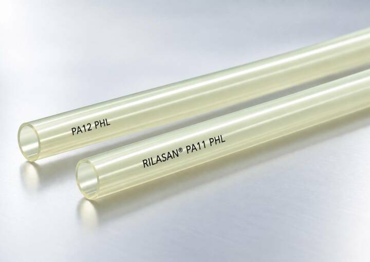 Confronto tra tubo Rilsan PA11 e PA12 in bobine multicolore nel magazzino Universalflex
